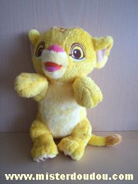 Doudou Lion Disney Simba jaune Le roi lion
(manque la feuille verte accrochée dans son dos)
