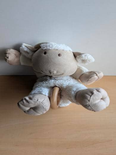 Nature et découvertes Mouton Ecru beige anneau bois - Très bon état
