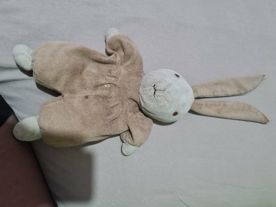 Doudou lapin beige, au longue oreilles, de la marque cp internattional