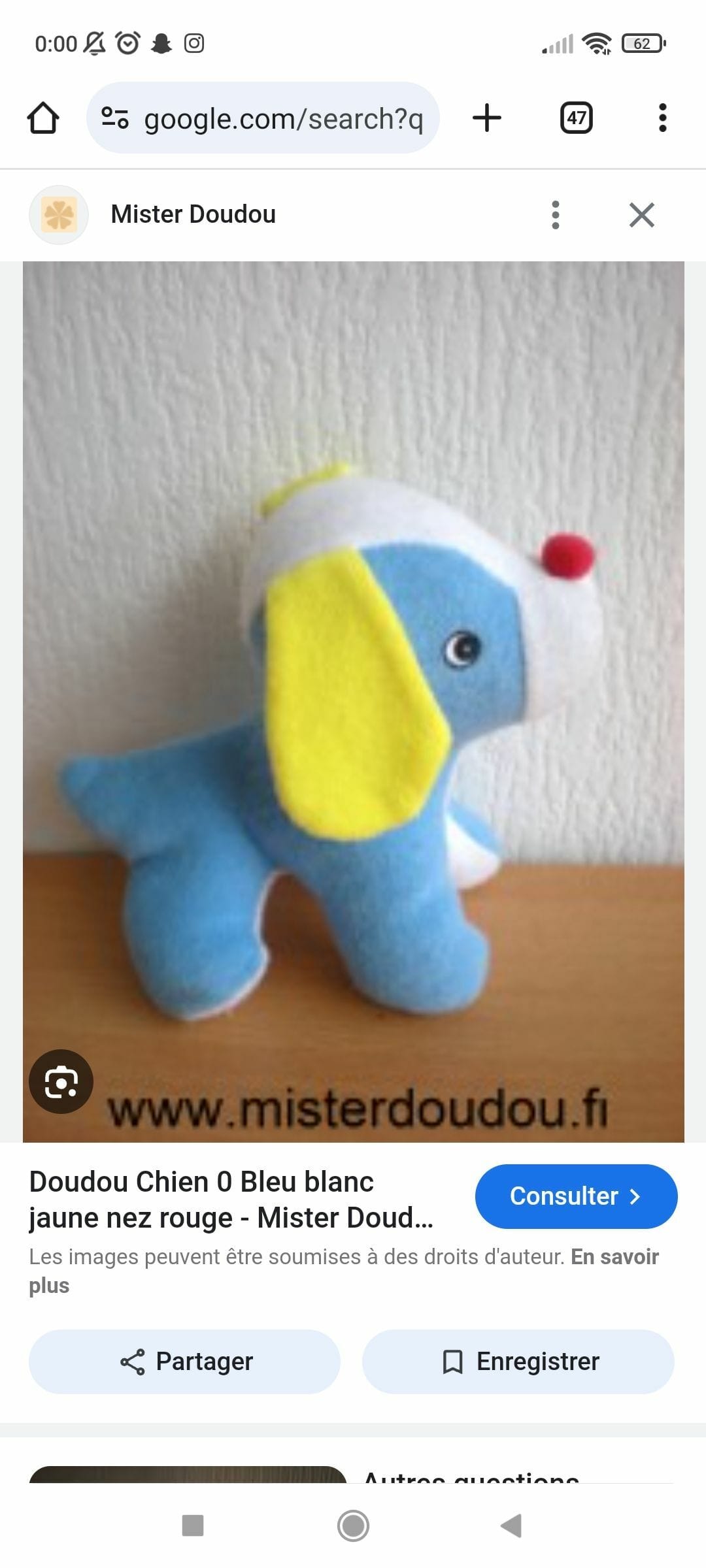Chien bleu avec oreille jaune et nez rouge
