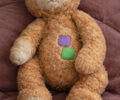 Recherche doudou ours beige – naissance 2004 – carrés violet et vert