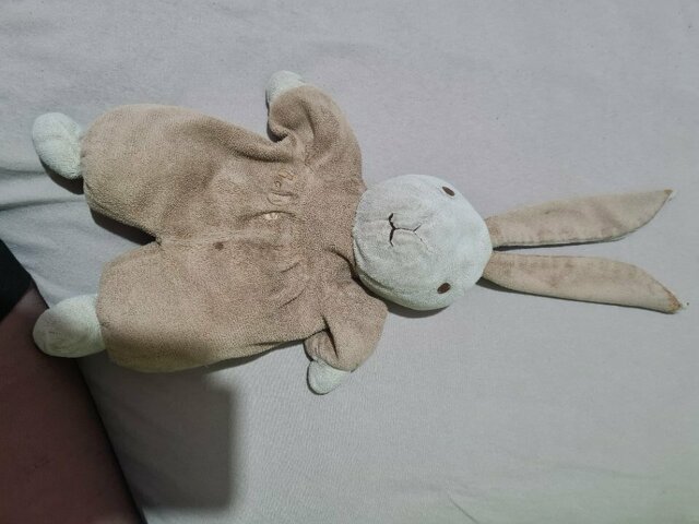 Doudou lapin beige, au longue oreilles, de la marque cp internattional