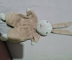 Doudou lapin beige, au longue oreilles, de la marque cp internattional