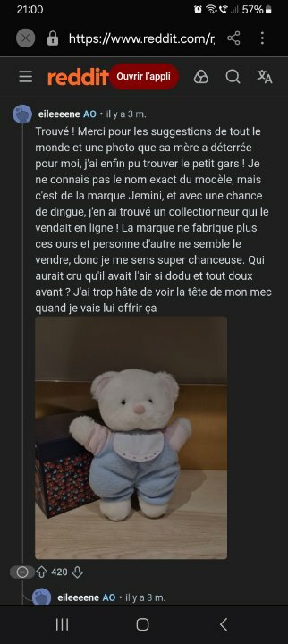 Ours en peluche blanc bleu et rose avec un bavoir