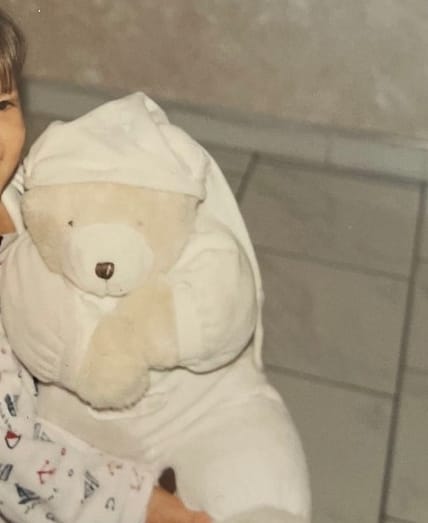 Nounours blanc avec un bonnet de nuit