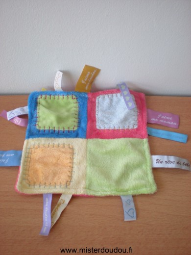 Cmp Carre Vert bleu jaune rose pleins d'étiquettes un rêve de bébé doudamour mon doudou et moi etc... - Très bon état