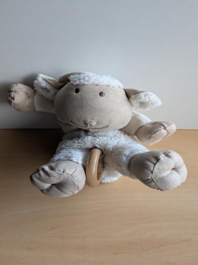 Doudou Mouton Nature et découvertes Ecru beige anneau bois 