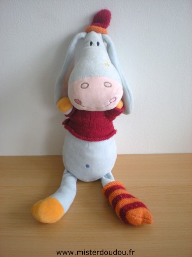 Doudou Ane Eveil et jeux Gris avec un tricot rouge et une chaussette orange rouge 