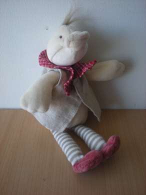 Doudou Canard Moulin roty Ecru gilet beige rouge 