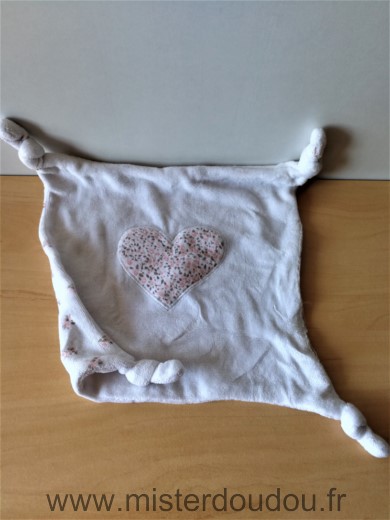 Doudou Carre Carrefour france Blanc coeur motifs fleurs dessous 