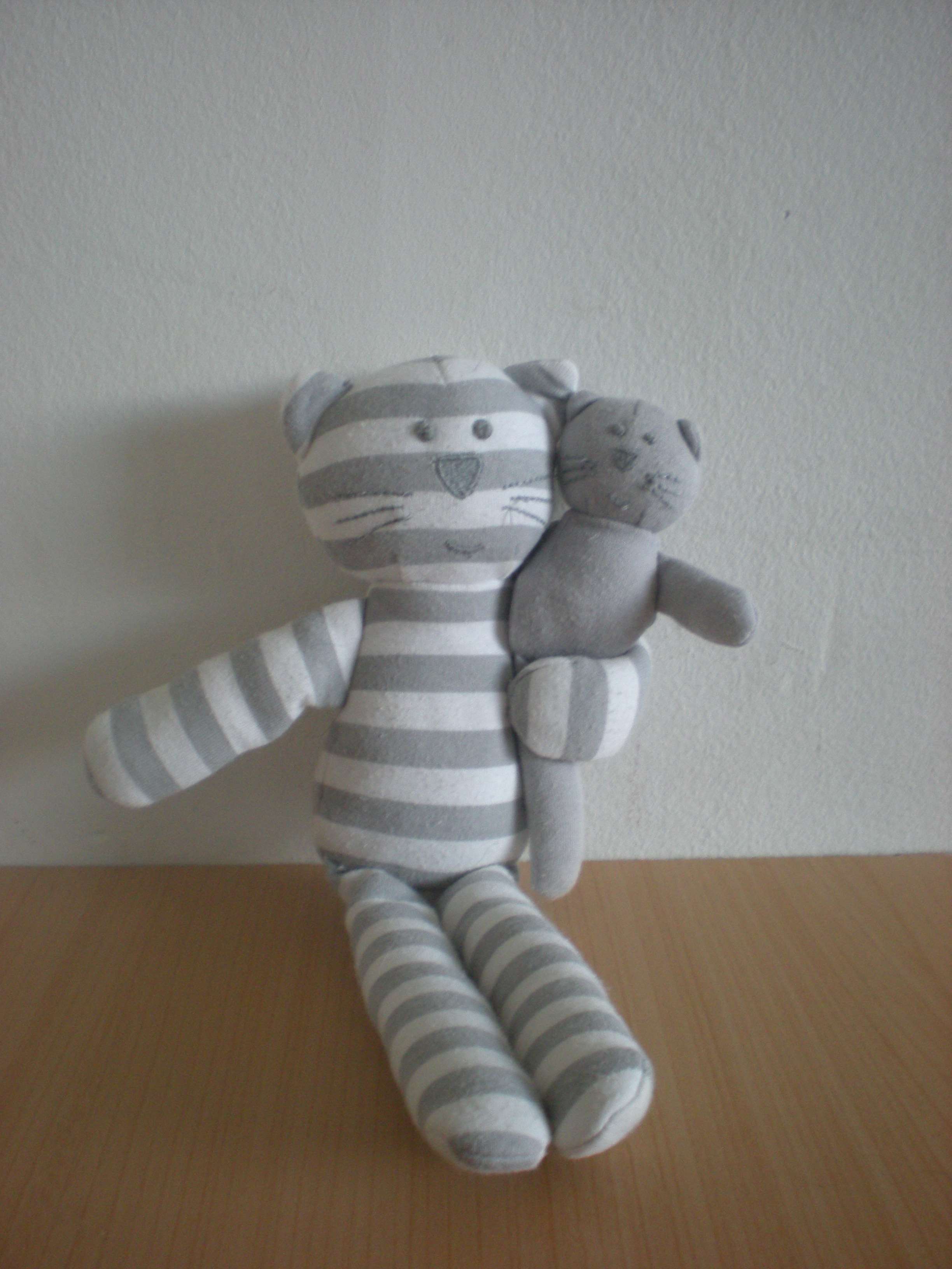 Doudou Chat Bout chou Gris blanc avec bébé chat gris 