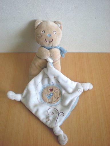 Doudou Chat Pommette Beige mouchoir blanc bleu 