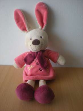 Doudou Chien Vetir Robe rose motifs fleurs feuilles echarpe bordeau 