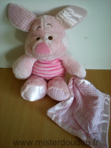 Doudou Cochon Disney Porcinet rose mouchoir vichy rose liseret satin rose 