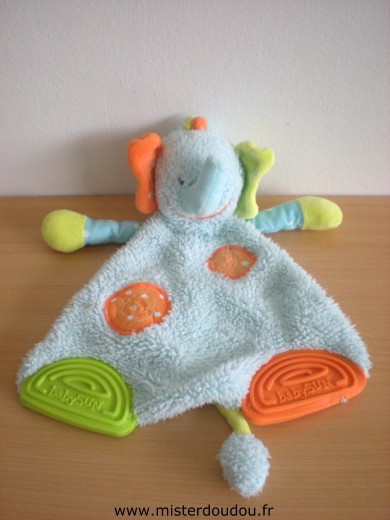 Doudou Eléphant Baby sun Bleu vert orange Très bon état sauf un accroc à l'oreille et un accroc à l'anneau dentaire en plastique