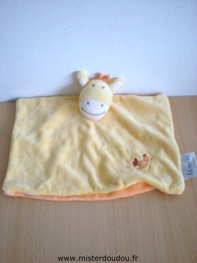 Doudou Girafe Amtoys Jaune avec un oiseau brodé dessus orange dessous 