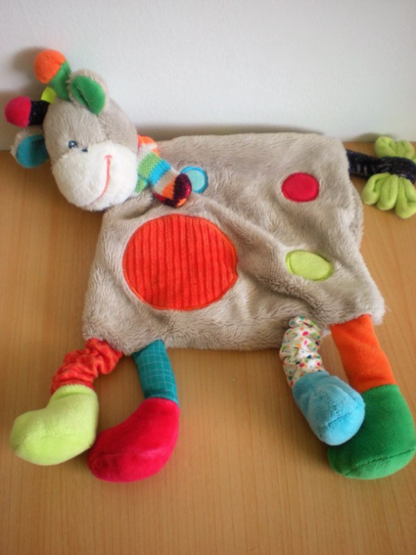 Doudou Girafe Nicotoy Gris rond rouge vert bleu echarpe multicolore 