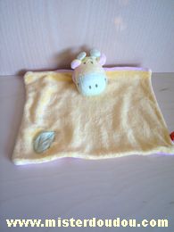 Doudou Girafe Tex Jaune dessus rose dessous avec une feuille verte 