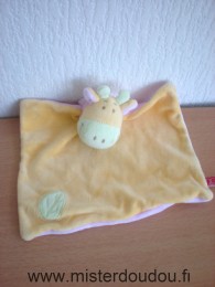 Doudou Girafe Tex Jaune feuille verte dessus rose dessous foulard rose 