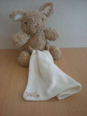 Doudou Kangourou Tigex Beige mouchoir blanc 