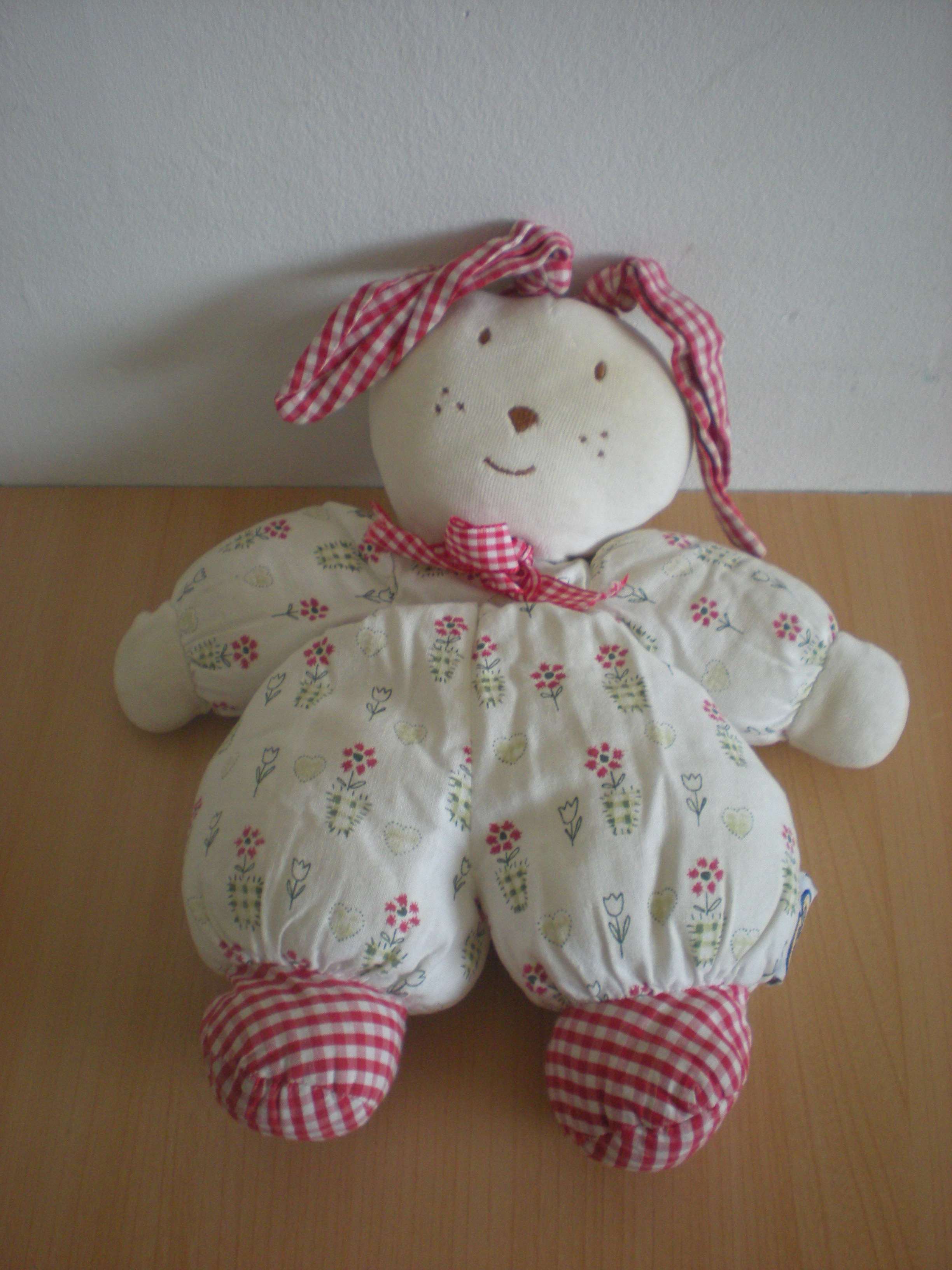 Doudou Lapin Ajena Blanc tissus motifs fleurs coeurs oreilles vichy rouge Doudou d'occasion en très bon état général mais prénom de l'enfant écrit au stylo dans le dos sur le tissus