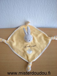 Doudou Lapin Ajena Jaune orangé avec un poussin brodé, inscription mon petit poussin 