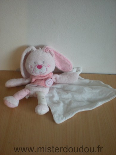 Doudou Lapin Berlingot Rose mouchoir blanc qui sort du dos 