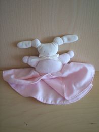 Doudou Lapin Corolle Blanc robe rose fleurs blanches 