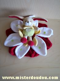 Doudou Lapin Doudou et compagnie Rouge pétales blanc lapin beige vert Tres bon état général sauf une petite tache sur l'envers d'un pétale