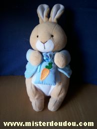 Doudou Lapin Eden Beige bleu blanc Lapin qui tient un petit sac avec une carotte brodée dessus