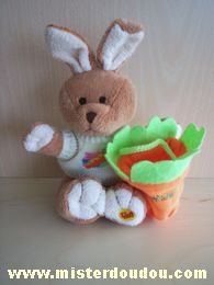 Doudou Lapin Fizzy Marron ecru  pull blanc avec brodé une carotte Tiens un panier en forme de carotte