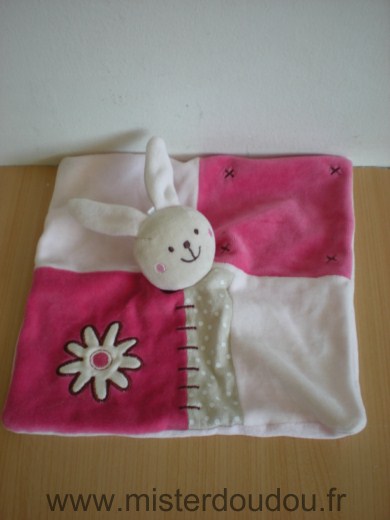 Doudou Lapin Gsa Zoe grenadine rose fleur Une petite tache derrière l oreille