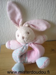 Doudou Lapin Kaloo Lilirose rose motifs fleurs Son ventre est en forme d anneau pour passer la main à travers