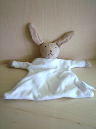 Doudou Lapin - Marque non connue - Marron blanc Une race sur le bras