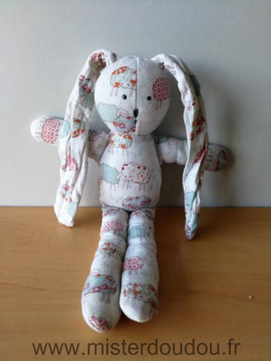 Doudou Lapin Petit bateau Blanc motifs moutons 