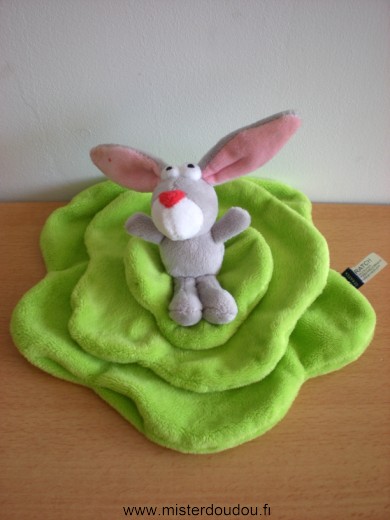 Doudou Lapin Scratch Lapin gris sur salade verte 