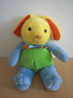 Doudou Lapin Toys r us Bleu vert jaune orange Tres bon état général , (sauf un petit accroc recousu sur le nez)