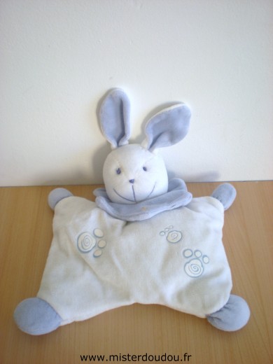 Doudou Lapin Vertbaudet Bleu blanc 3 empruntes de pattes Semi plat

pas d'étiquette de marque, ressemble à marque vertbaudet?