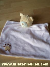 Doudou Ours Amtoys Dessus rose dessous beige foulard vert Avec une emprunte de patte brodée