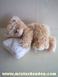 Doudou Ours Barbara bukowski Beige  coussin beige Ours qui dort sur un coussin