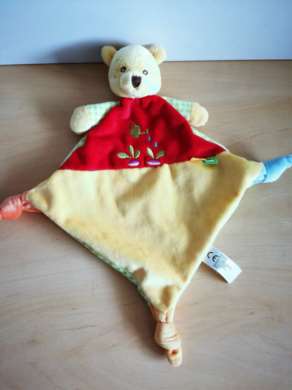 Doudou Ours Disney Winnie jaune rouge radis carreaux vert blanc 