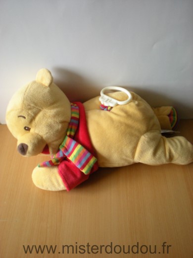 Doudou Ours Disney Winnie pull rouge echarpe rayee allongee 