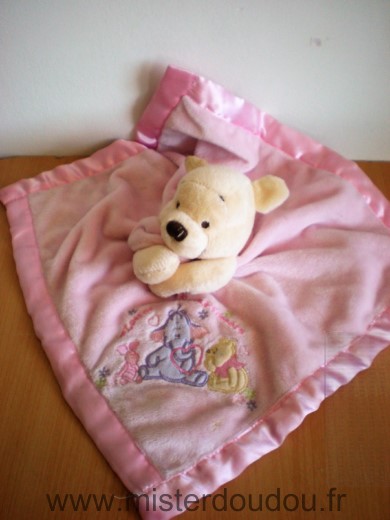 Doudou Ours Disney Winnie rose liseret rose satin 