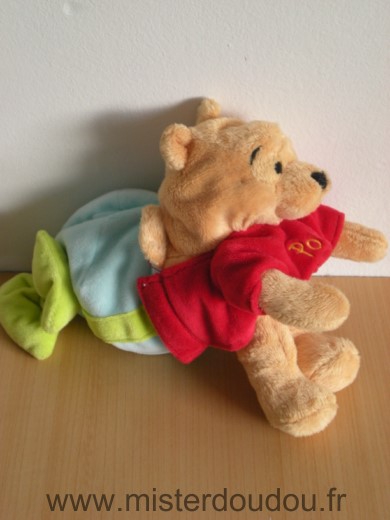 Doudou Ours Disney Winnie tshirt rouge qui se transforme en oeuf bleu noeud vert 