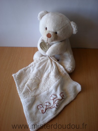 Doudou Ours Doudou et compagnie Beige en velours mouchoir tissus bio avec coeur 