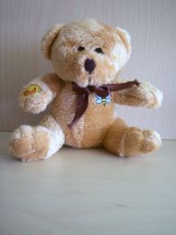 Doudou Ours Fizzy Marron Une abeille est brodée sur le devant