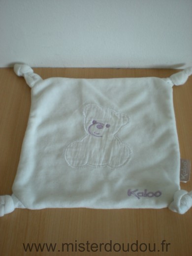 Doudou Ours Kaloo Blanc avec un ours brode blanc et mauve 