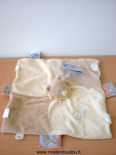 Doudou Ours Noukie s Beige marron avec un oiseau brodé et pleins d'étiquettes 