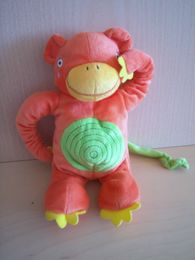 Doudou Singe - marque non connue - Orange jaune vert Fait pouet quand on appuie sur le ventre