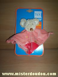 Doudou Souris Tex Rose, avec la tête beige Sur le devant, plusieurs motifs sont brodés (canard, hérisson, fleurs, coeur, lignes)